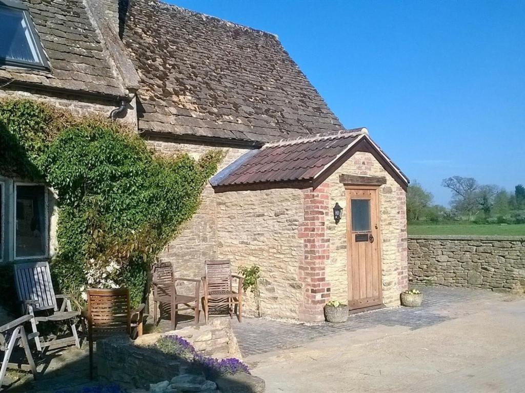 Battens Farm Cottages B&B Yatton Keynell Exterior photo